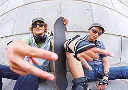 Zwei Jugendliche mit Skateboard