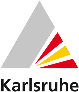 Das Logo der Stadt Karlsruhe besteht aus einer grauen Pyramide. Rechts unten sind zwei rote und ein gelber Fächer. Darunter steht das Wort Karlsruhe.