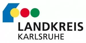 Ein blauer Kasten gefolgt von einem gelben, roten und grünem Punkt. Darunter steht Landkreis Karlsruhe.