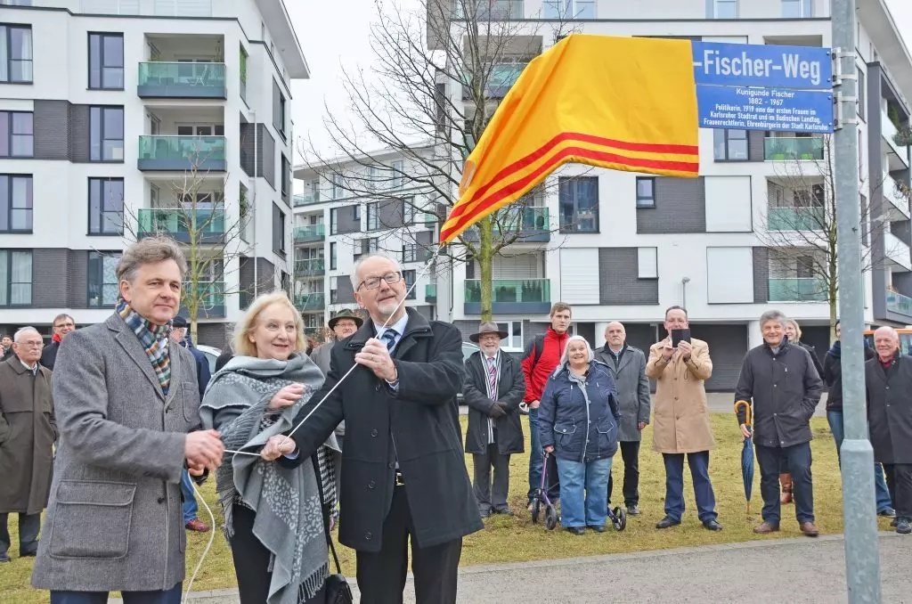 Frank Mentrup (links) und Fischers Enkel Margarete und Albert Kleiber enthüllten das Schild am Kunigunde-Fischer-Weg in der Südstadt-Ost.