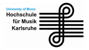 Logo der Hochschule für Musik Karlrsuhe mit blauem Schriftzug University of Music und darunter Hochschule für Musik Karlsruhe und rechts danben ein schwarzer Notenschlüssel in einem Notenblatt