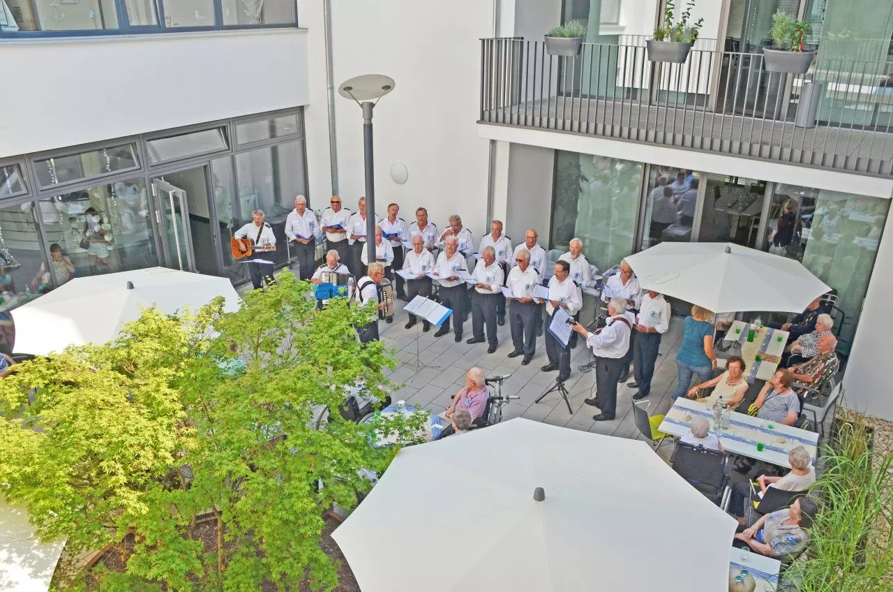 Die Marine Singers Rheinstetten singen im Innenhof des Seniorenzentrums Knielingen.