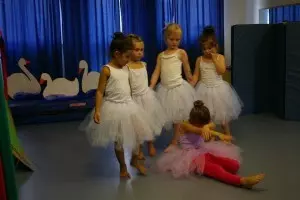 Kleine Ballerinas Halbkreis und halten sich an den Händen.