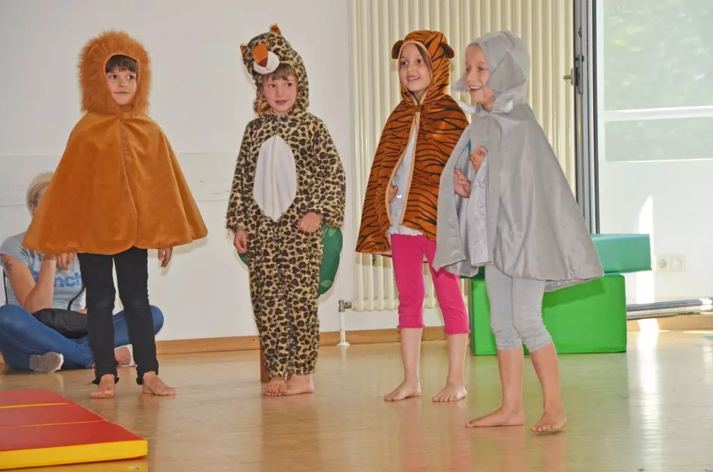 Vier Kinder sind als Tiere verkleidet.