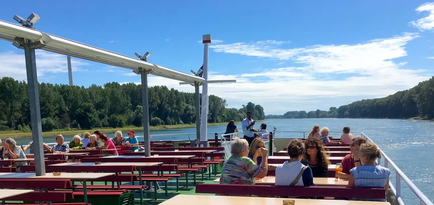 Menschen auf dem Schiff.