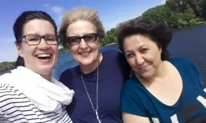 Selfie von drei lächelnden Frauen.