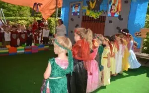 Mädchen stehen in einer Reihe und sind als Prinzessinnen verkleidet.