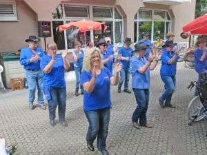 Blau gekleidete Menschen tanzen.