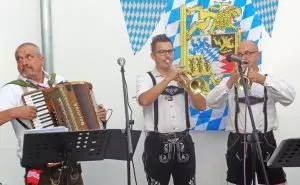 Eine Band macht bayrische Live-Musik.