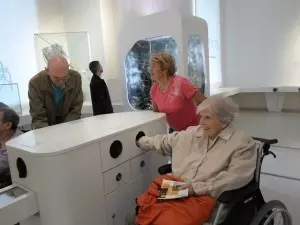 Eine Dame sitzt im Rollstuhl im Naturkundemuseum.