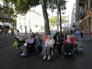 Eine Gruppe von Senioren sitzt in Rollstühlen.