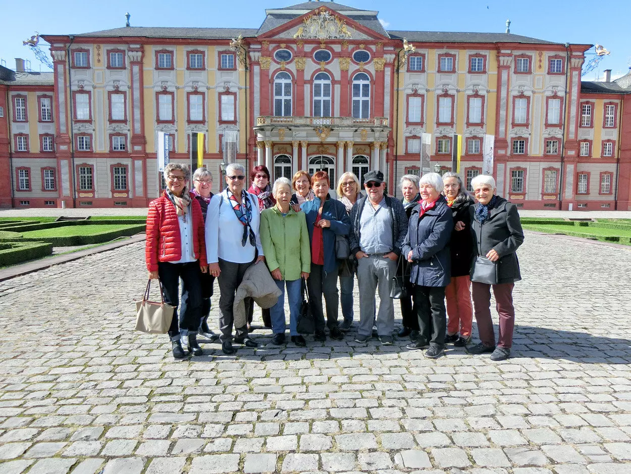 Gruppenfoto vor dem Schloss in Bruchsal.