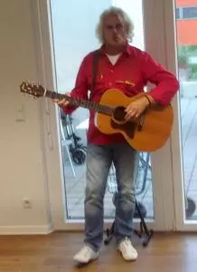 Ein Mann spielt Gitarre.