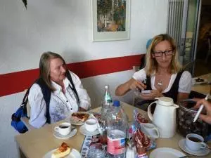 Zwei Frauen sitzen an einem Tisch und basteln.