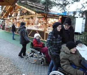 Senior*innen laufen über den Karlsruher Weihnachtsmarkt.