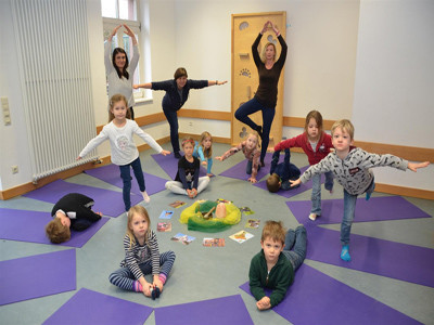 Kinder machen Yoga.
