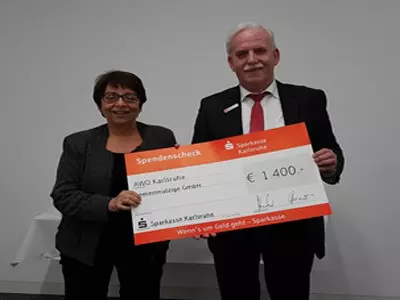 Clarissa Simon und Klaus Minet bei Scheckübergabe