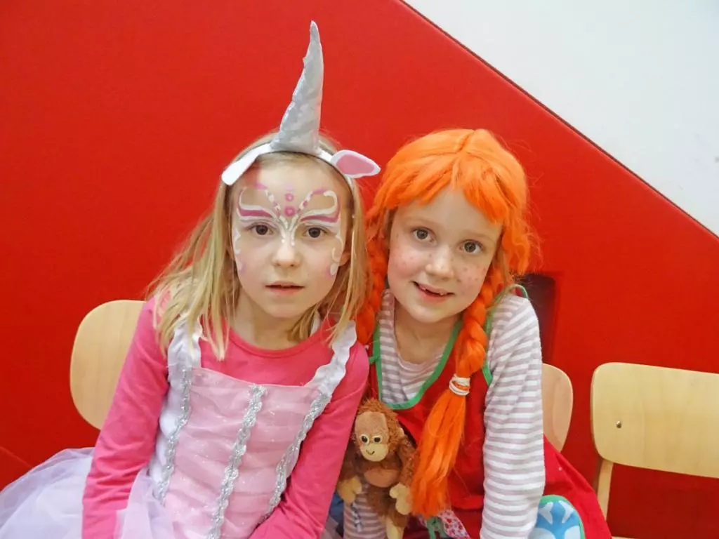 Zwei Kinder verkleidet als Pippi Langstrumpf und Prinzessin.