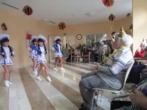 Funkenmariechen tanzen für Senioren.