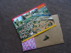 Zwei Postkarten liegen auf dem Boden.