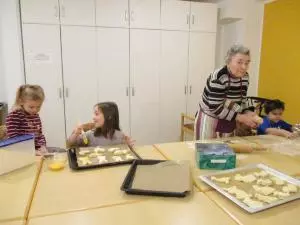 Kinder und Senioren backen Kuchen.