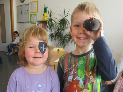 Ein Mädchen und ein Junge haben sich in der Kita als Piraten verkleidet.