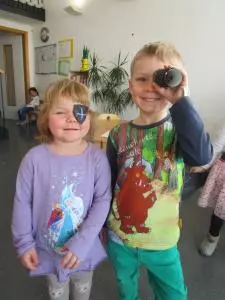 Ein Mädchen und ein Junge haben sich in der Kita als Piraten verkleidet.