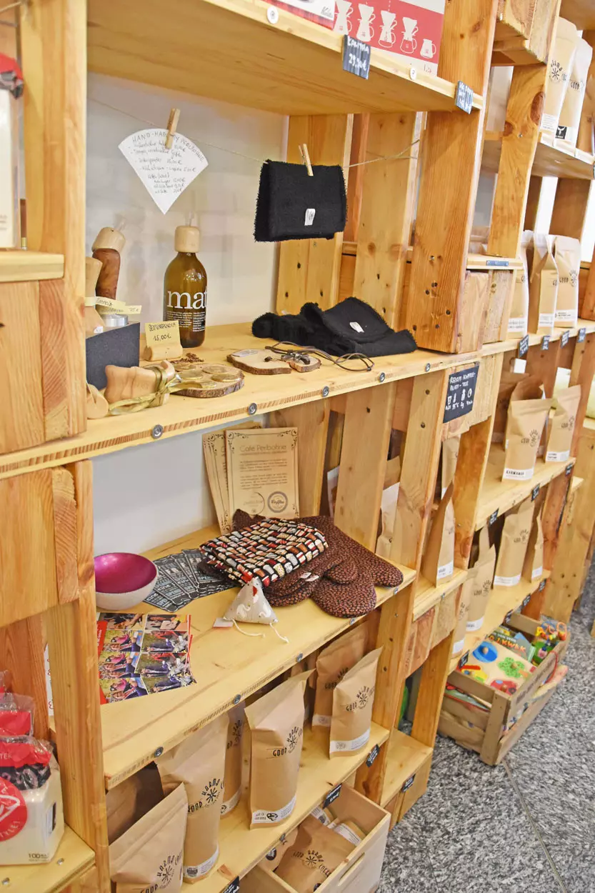 Ein Holzregal ist gefüllt mit Handgertigten Sachen.