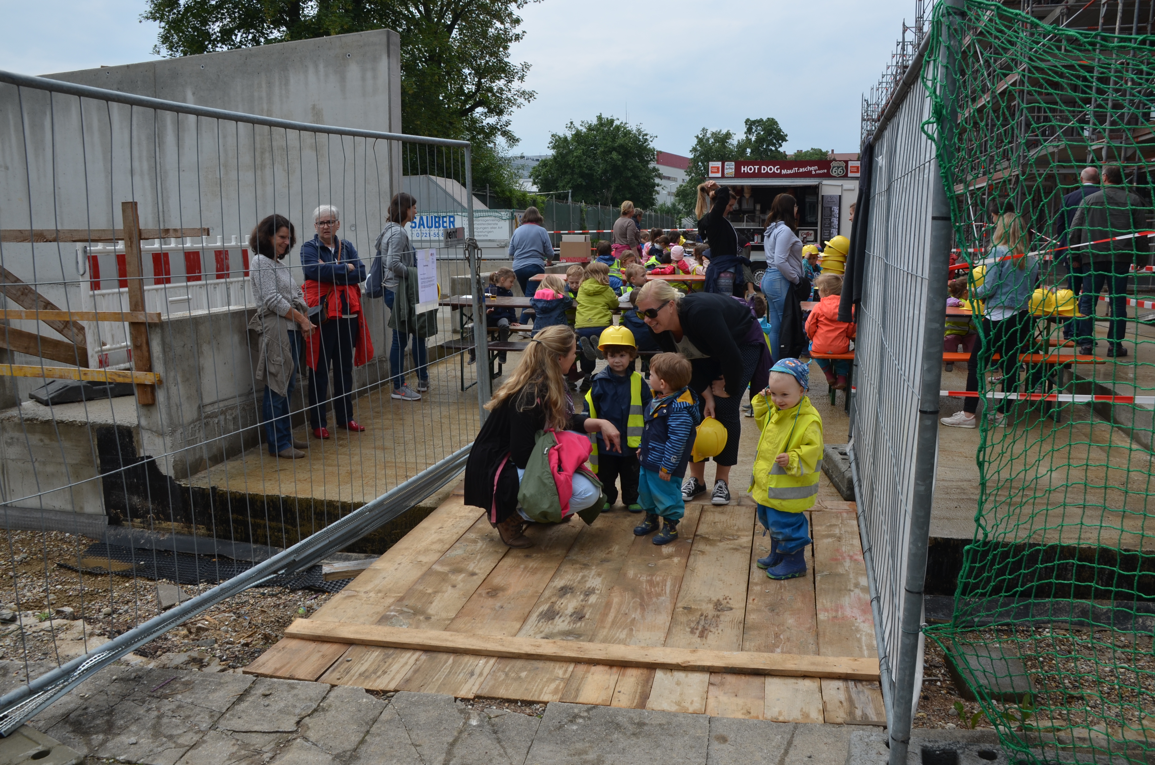 Kinder besichtigen eine Baustelle.