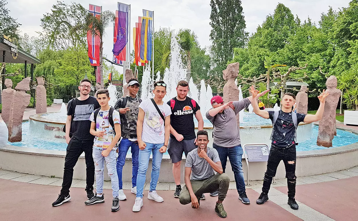 Gruppenfoto von jungen Männern im Europapark.