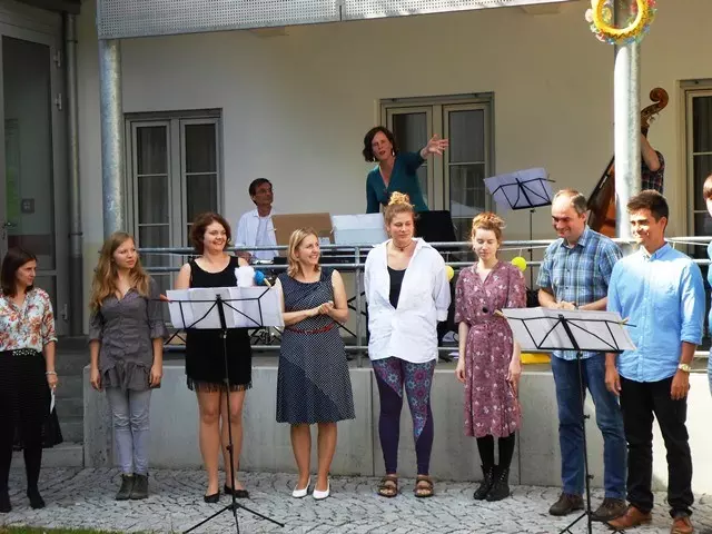 Menschen stehen hinter Notenständern und singen.