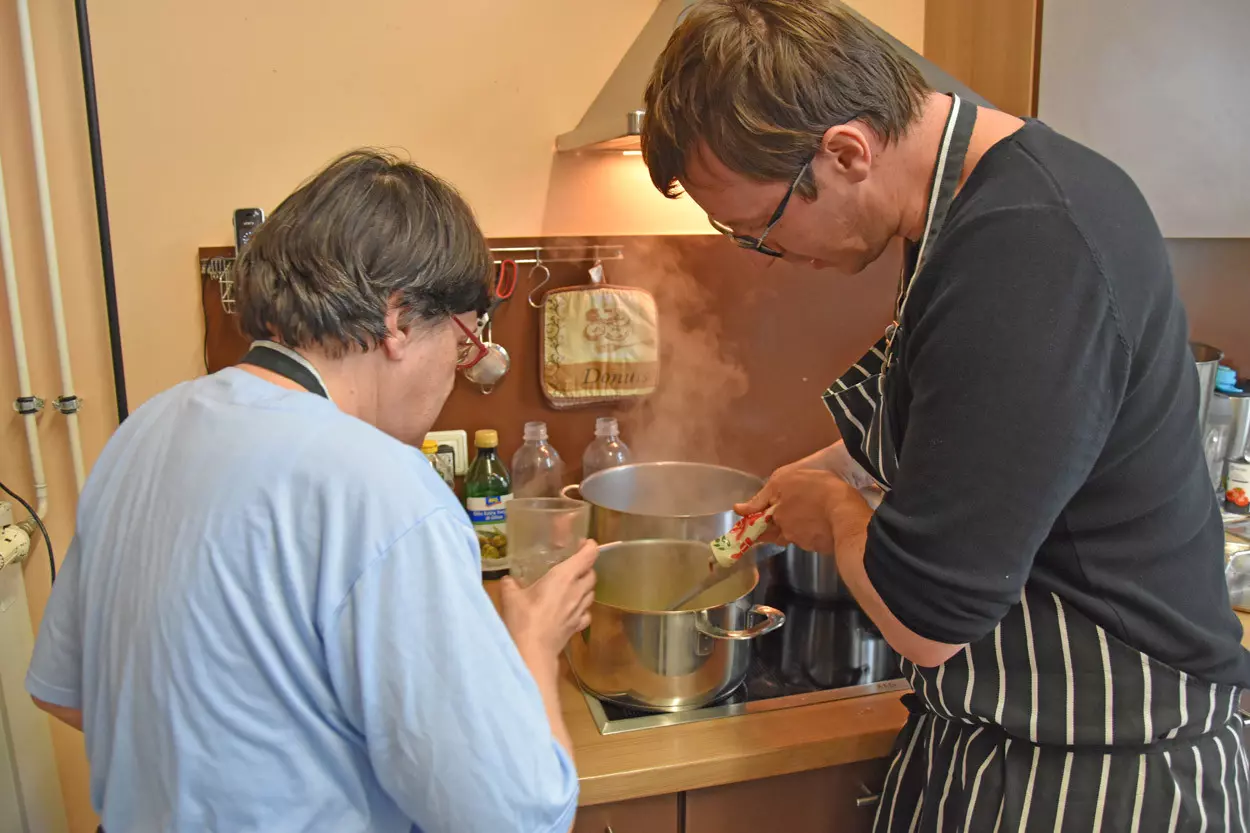Ein Mann und eine Frau kochen zusammen.