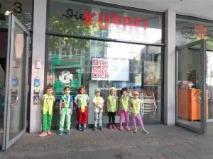 Kinder stehen vor dem Kino Kurbel.