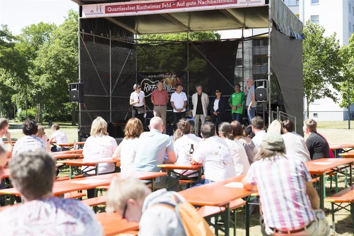 Sechs Menschen stehen auf einer Bühne.