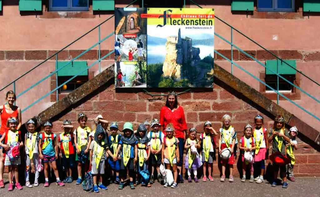 Kinder aus Karlsruher AWO stehen vor der Burg Fleckenstein im Elsass.