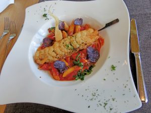 Ein Teller mit einem Shrimps-Spieß und Spaghetti Bolognese.