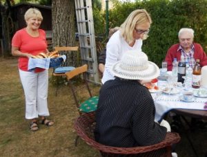 Ein paar Menschen sitzen an einem Tisch und essen Kuchen.