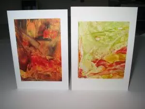 Zwei Karten mit selbst gemalten Bildern.