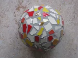Eine Kugel mit Mosaik-Steinchen.