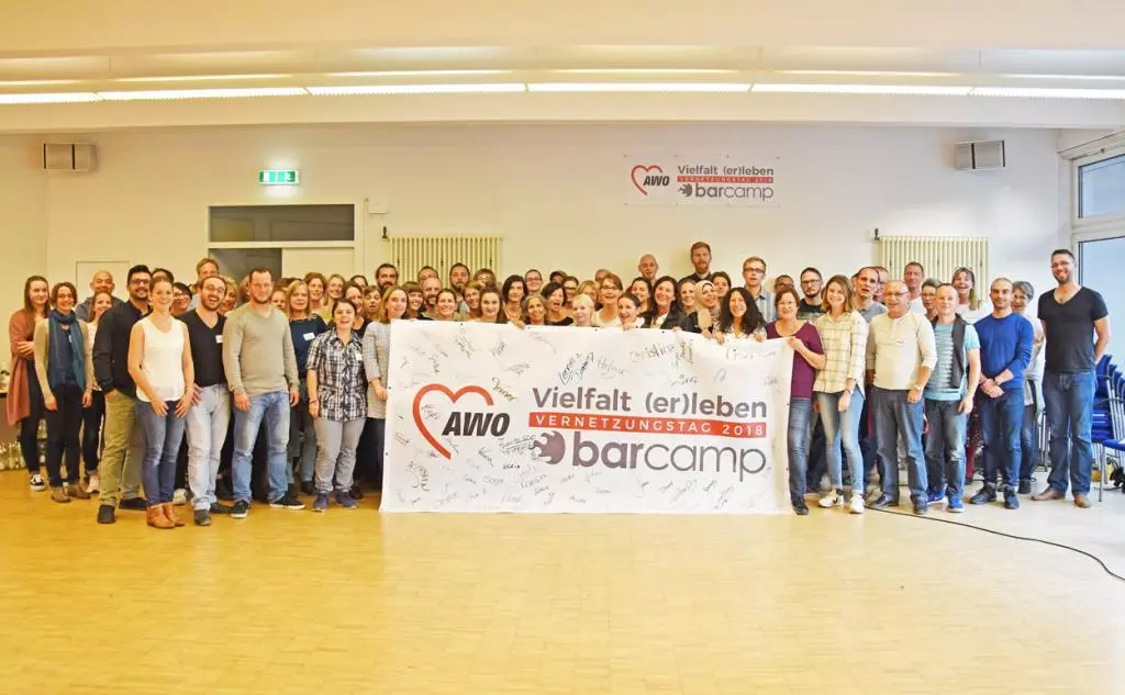 Gruppenfoto mit Plakat: Vielfalt erleben Vernetzungstag 2019 barcamp