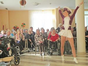 Tanzmariechen und Senioren feiern zusammen.