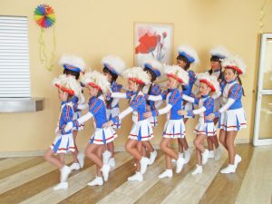 Mini-Tanzmariechen bei ihrem Auftritt im Seniorenzentrum Hanne-Landgraf-Haus.