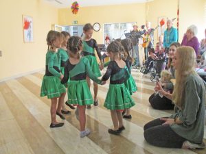 Kinder der Tanzformation Eulenküken haben einen Auftritt im Seniorenzentrum Hanne-Landgraf-Haus.