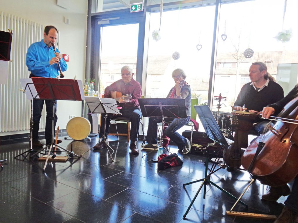 Orchestra mit den verschiedensten alters Gruppen spielt „Die-Schallmayer“