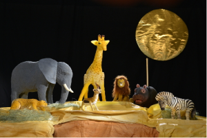 Bühnen mit kleinen Tieren u.a. eine Giraff, ein Elefant und ein Löwe