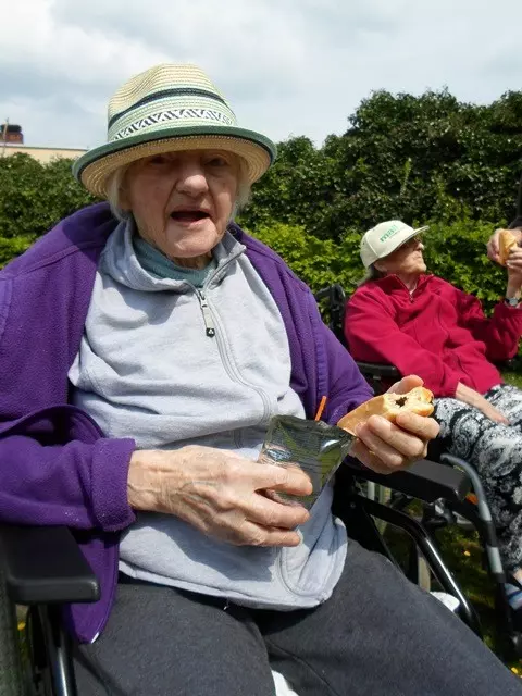 Eien Seniorin schaut in die Kamera.