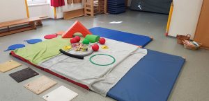 Sportmatte mit Spielzeug.