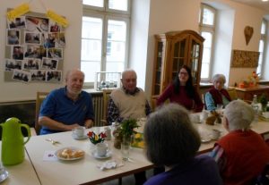 Senioren musizieren.