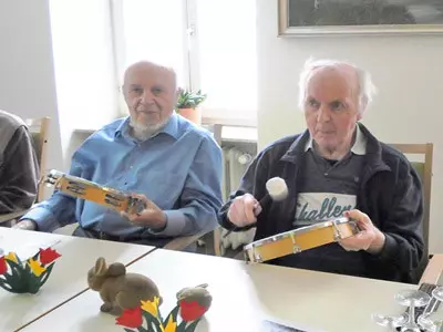 Senioren musizieren.