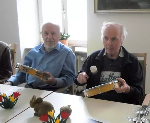 Senioren musizieren.